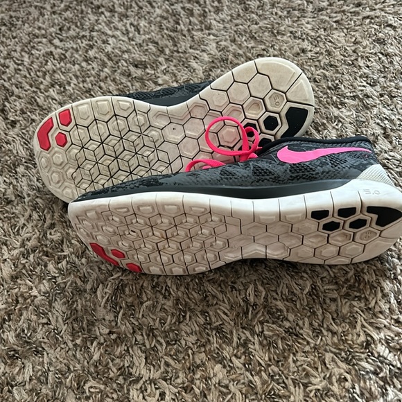 Women’s Nike Free Run Shoes - Picture 3 of 3